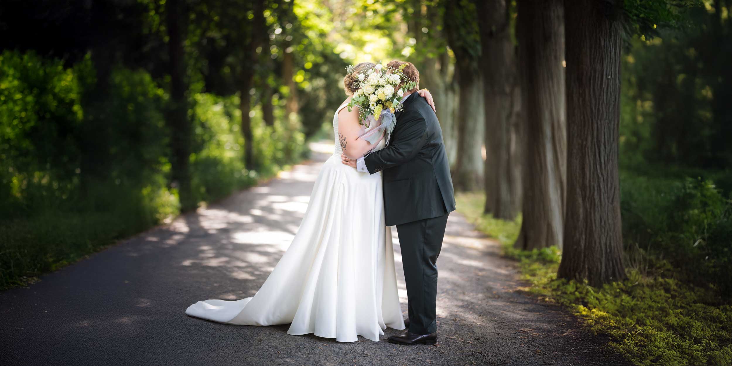 Fotoshooting, ein Brautpaar steht in der Kriche