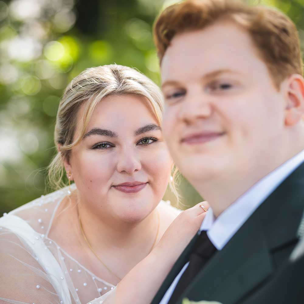 Eine Frau schaut über die Schulter des Mannes