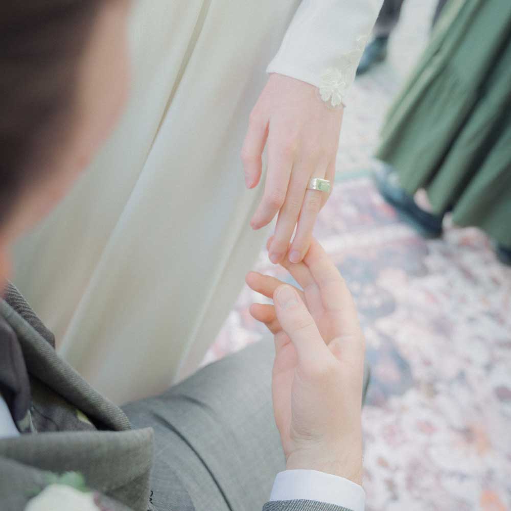 Die Hand der Braut ist zu sehen