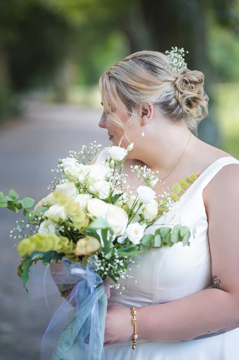 Die Braut schaut verlegen zur Seite