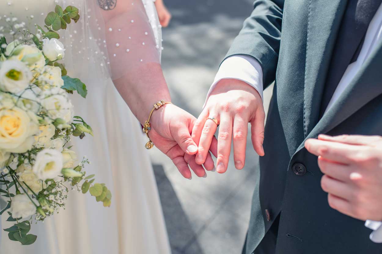 Braut und Bräutigam halten die Hände