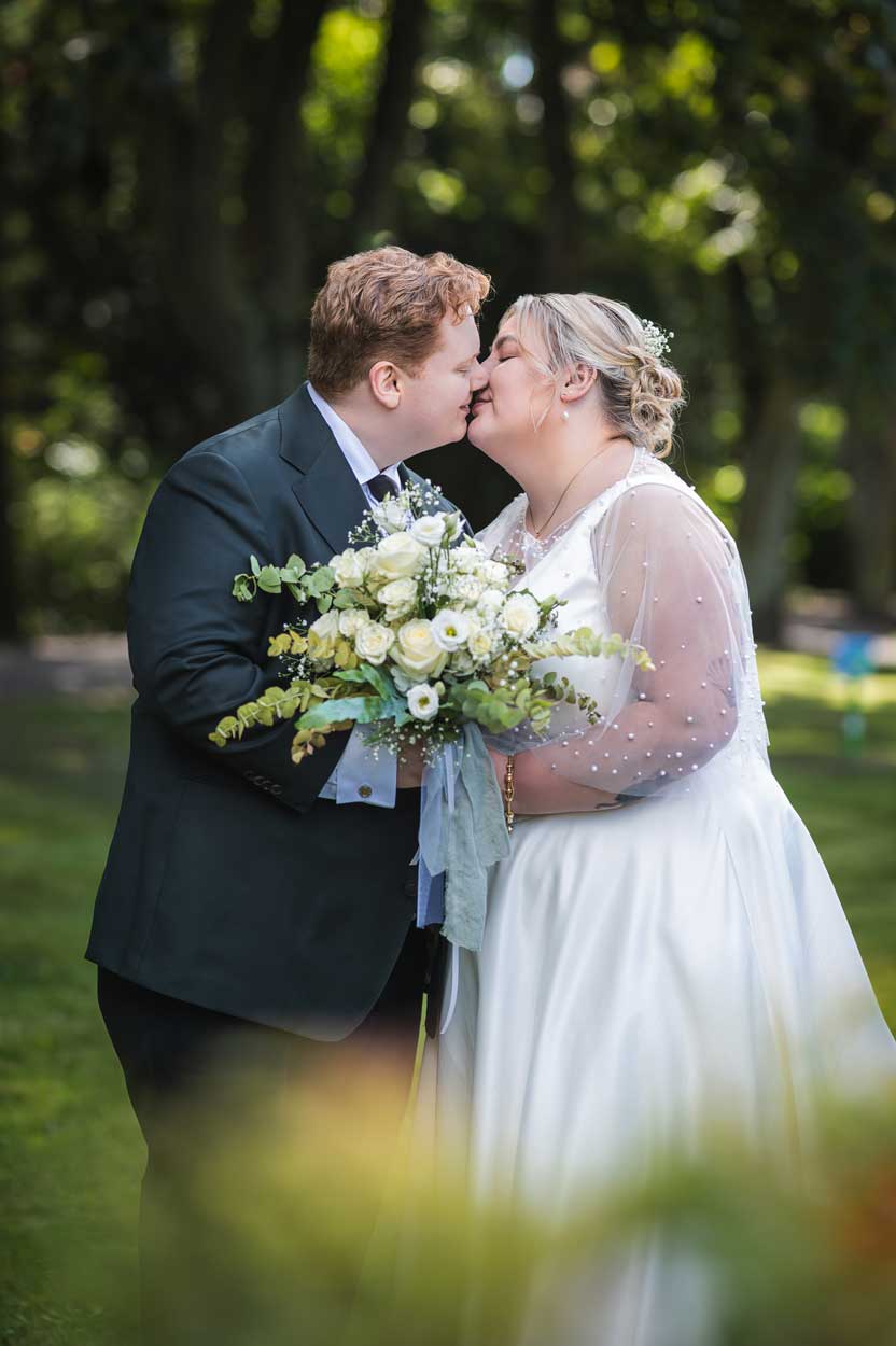 Das Brautpaar küsst sich