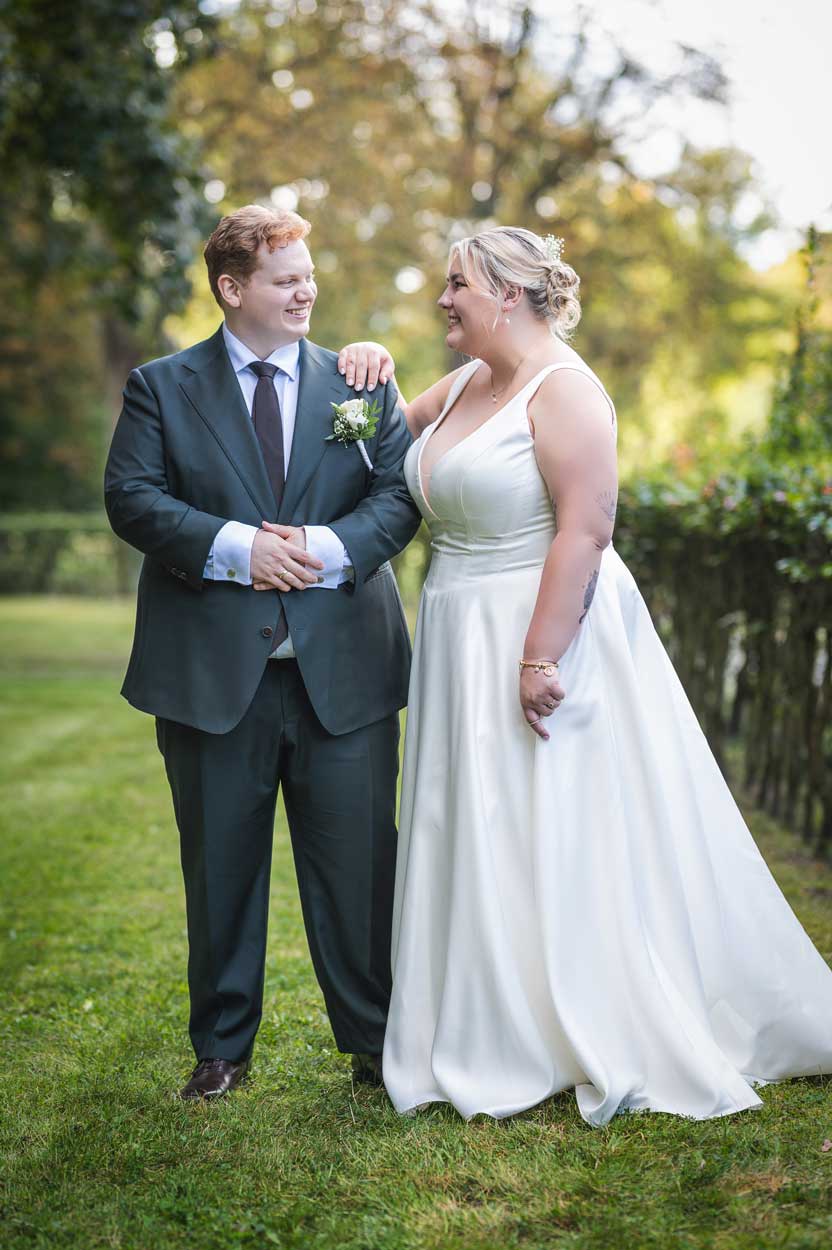 Braut und Bräutigam lächeln sich an