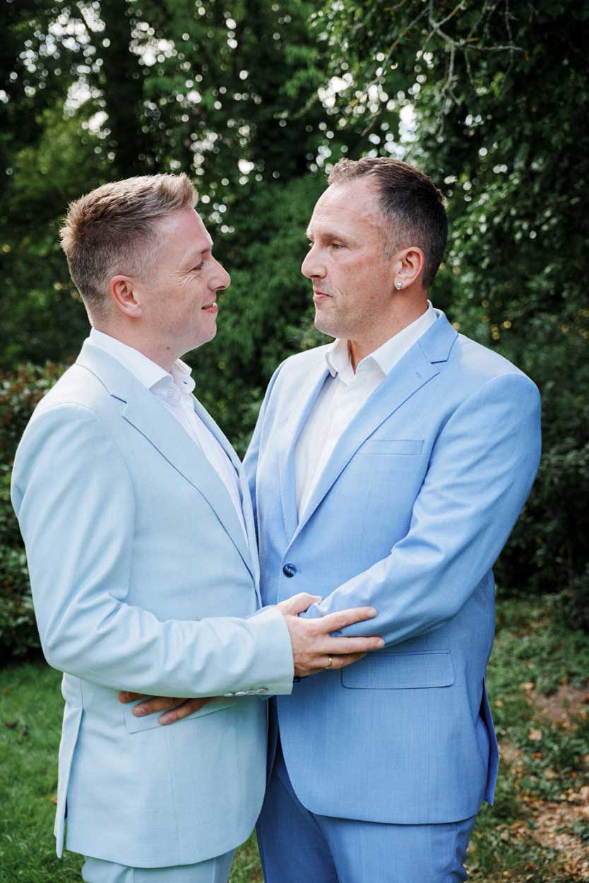 Fotoshooting, zwei Männer schauen sich liebevoll an