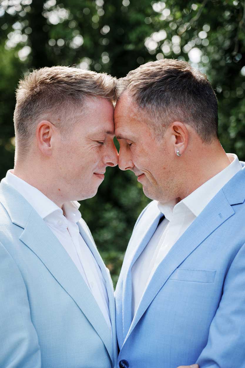 Fotoshooting, zwei Männer stehen liebevoll Stirn an Stirn voreinander