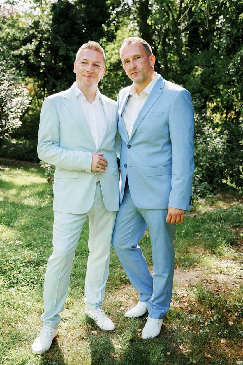 Fotoshooting, zwei Männer stehen nebeneinander und schauen in die Kamera