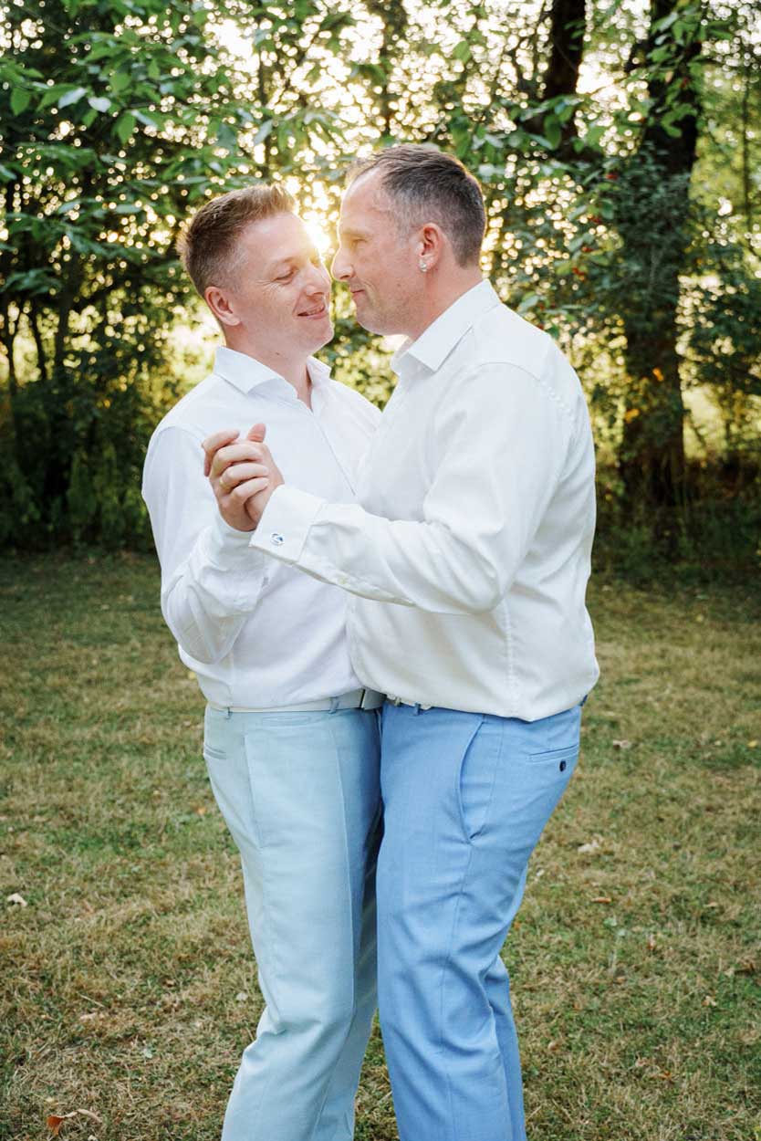 Fotoshooting, zwei Männer tanzen unter einem Baum bei Sonnenuntergang