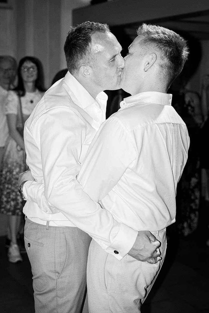 Das Hochzeitspaar beim Eröffnungstanz Arm in Arm