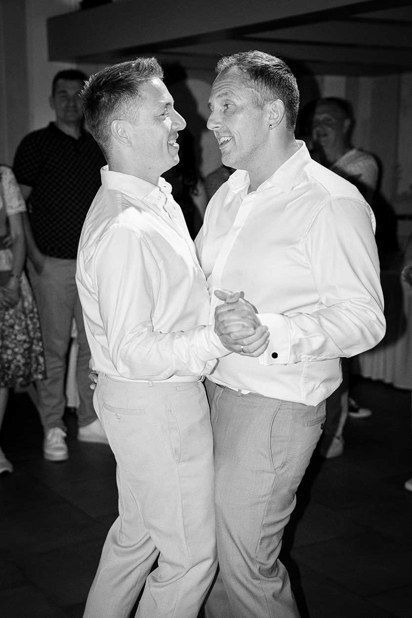 Das Hochzeitspaar beim Eröffnungstant, beide Männer schauen sich an