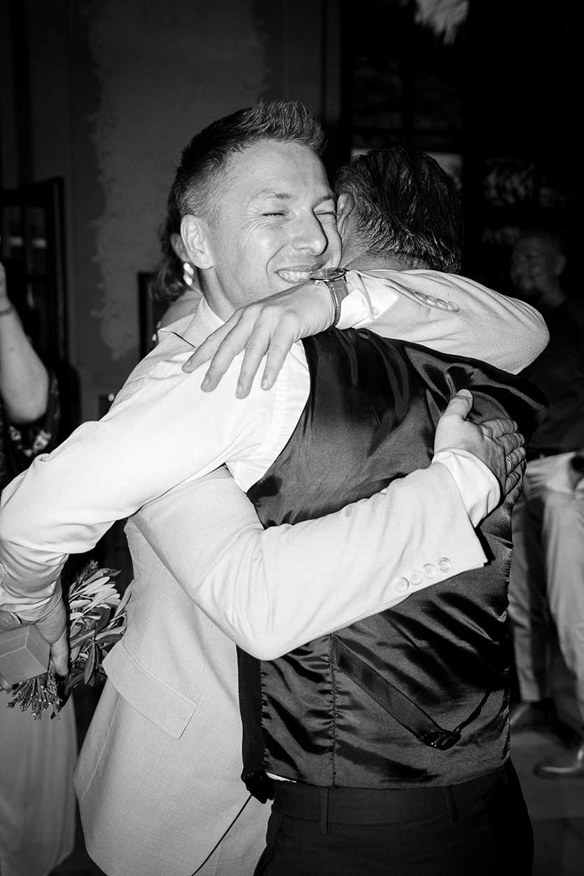 Zwei Männer liegen sich in den Armen