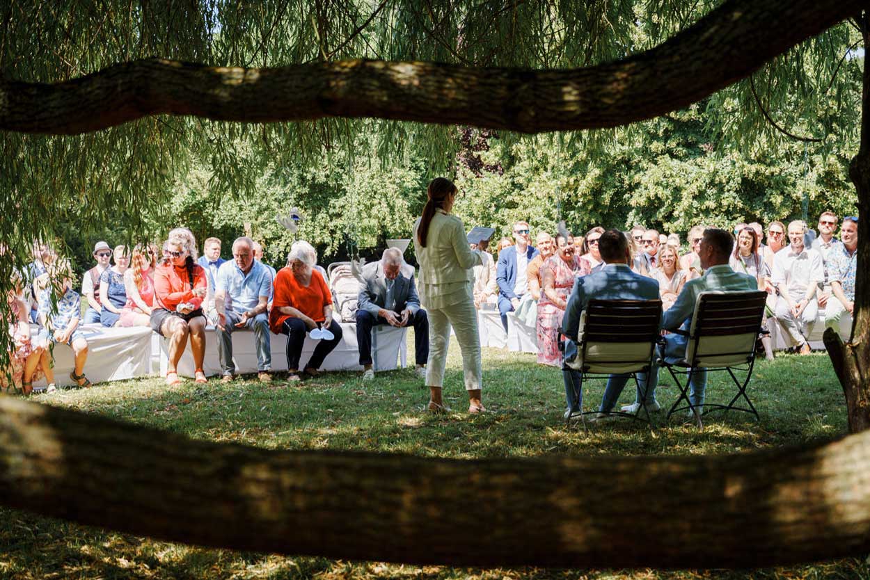 Die Traurednerin hält ihre Eröffnungsrede