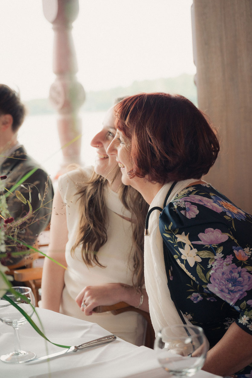 Die Braut neben ihrere Mutter von der Seite