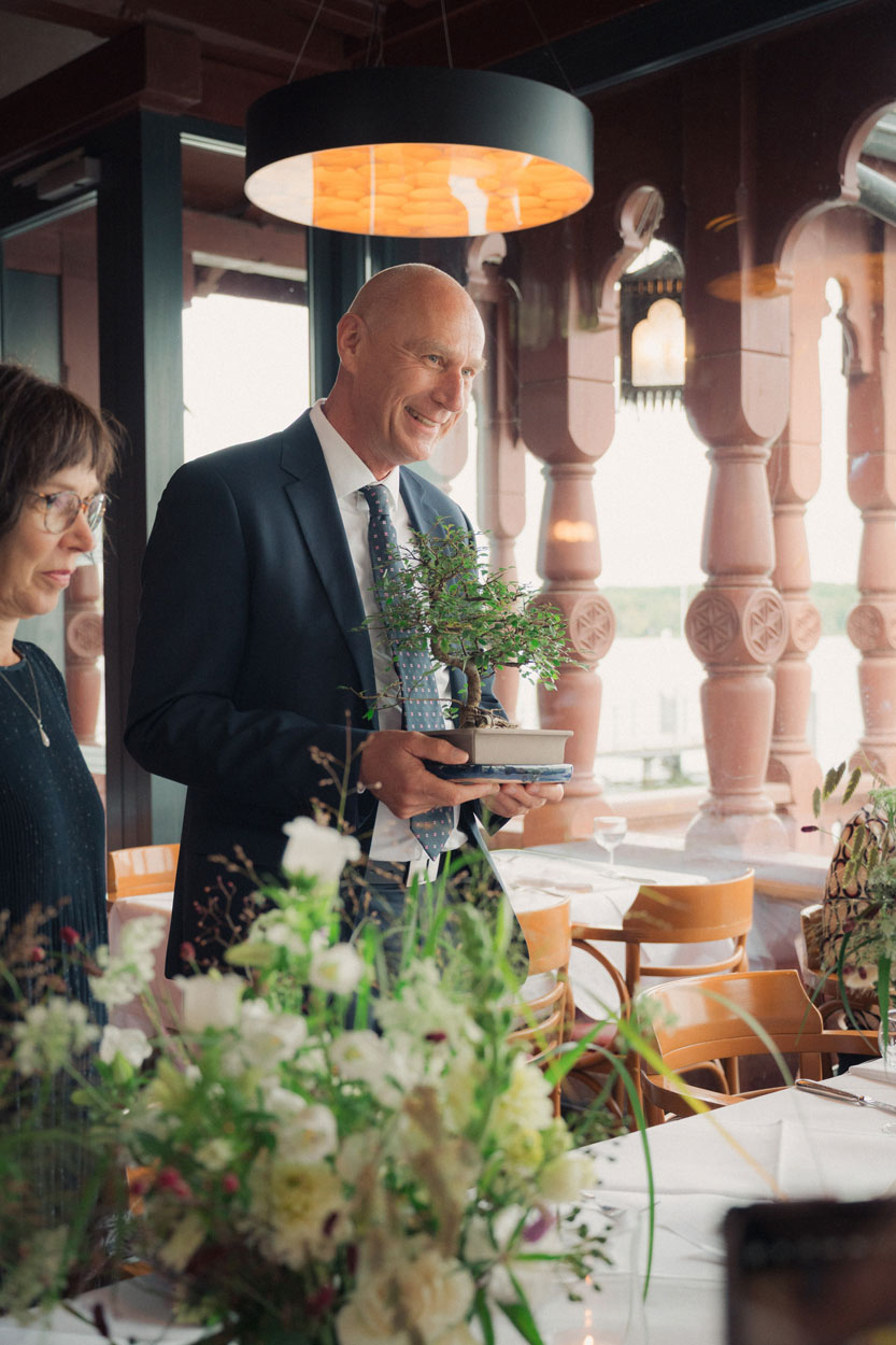 Geschenkübergabe eines Gastes