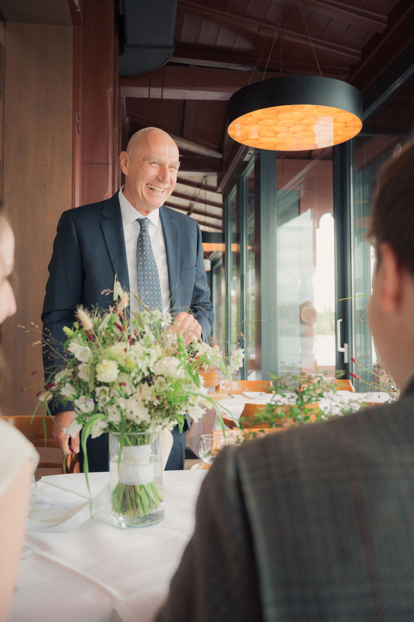 Der Gast, welcher das Geschenk übergeben hat, Lacht auch