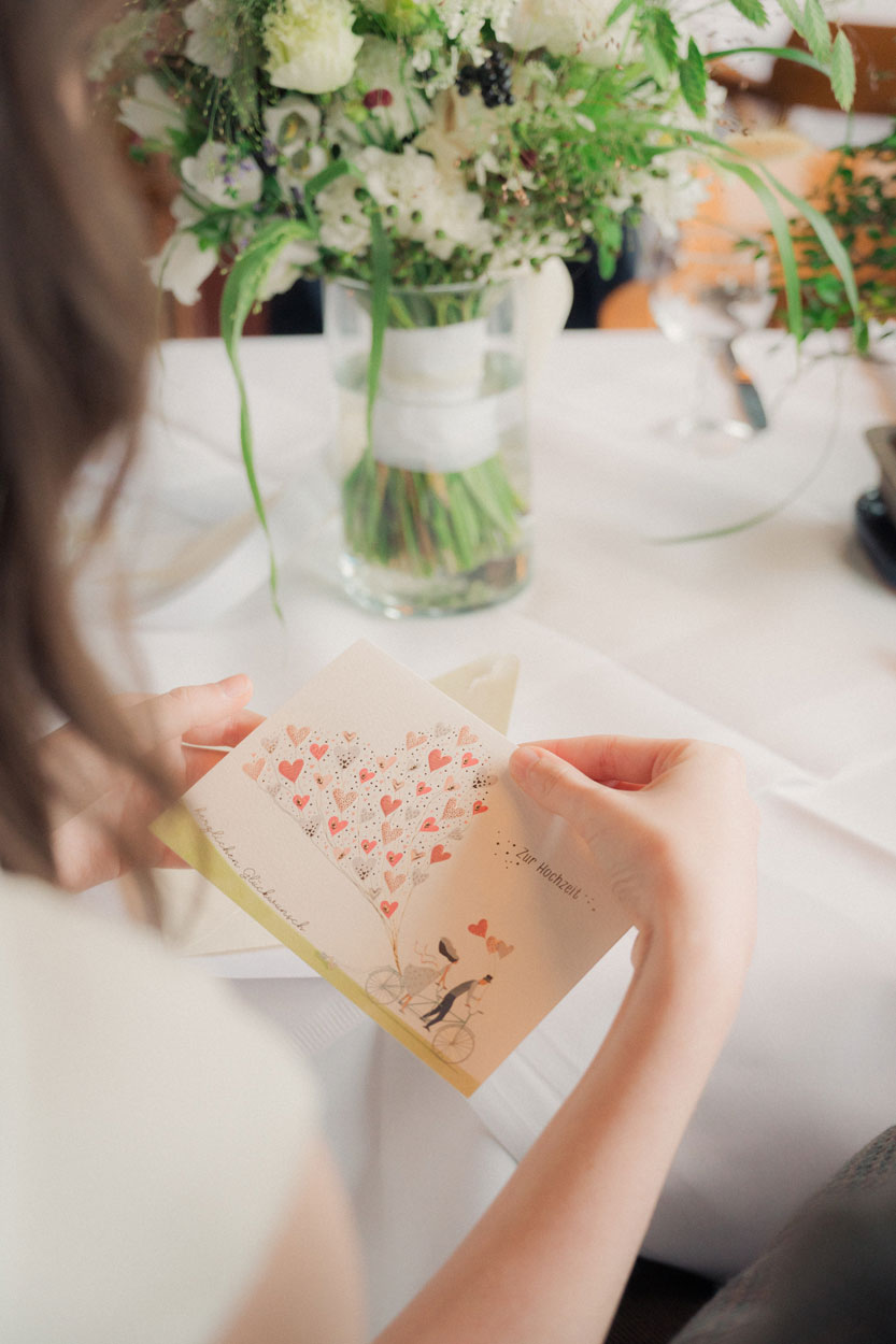 Die Braut schaut sich die Karte an