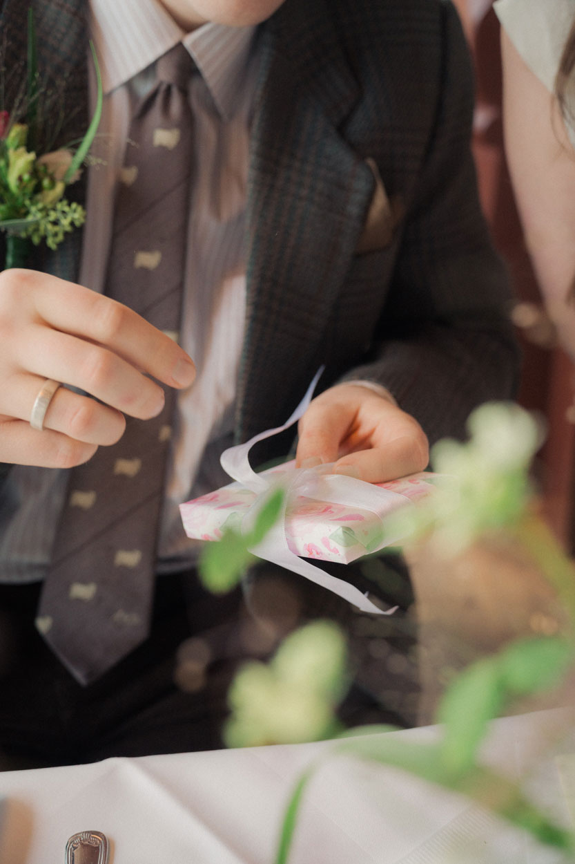 Der Bräutigam öffnet ein Geschenk