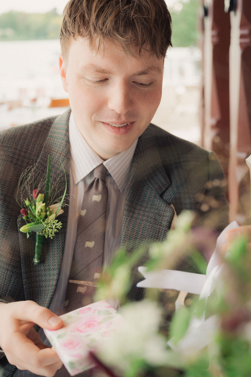 Der Bräutigam schaut sich das Geschenk an