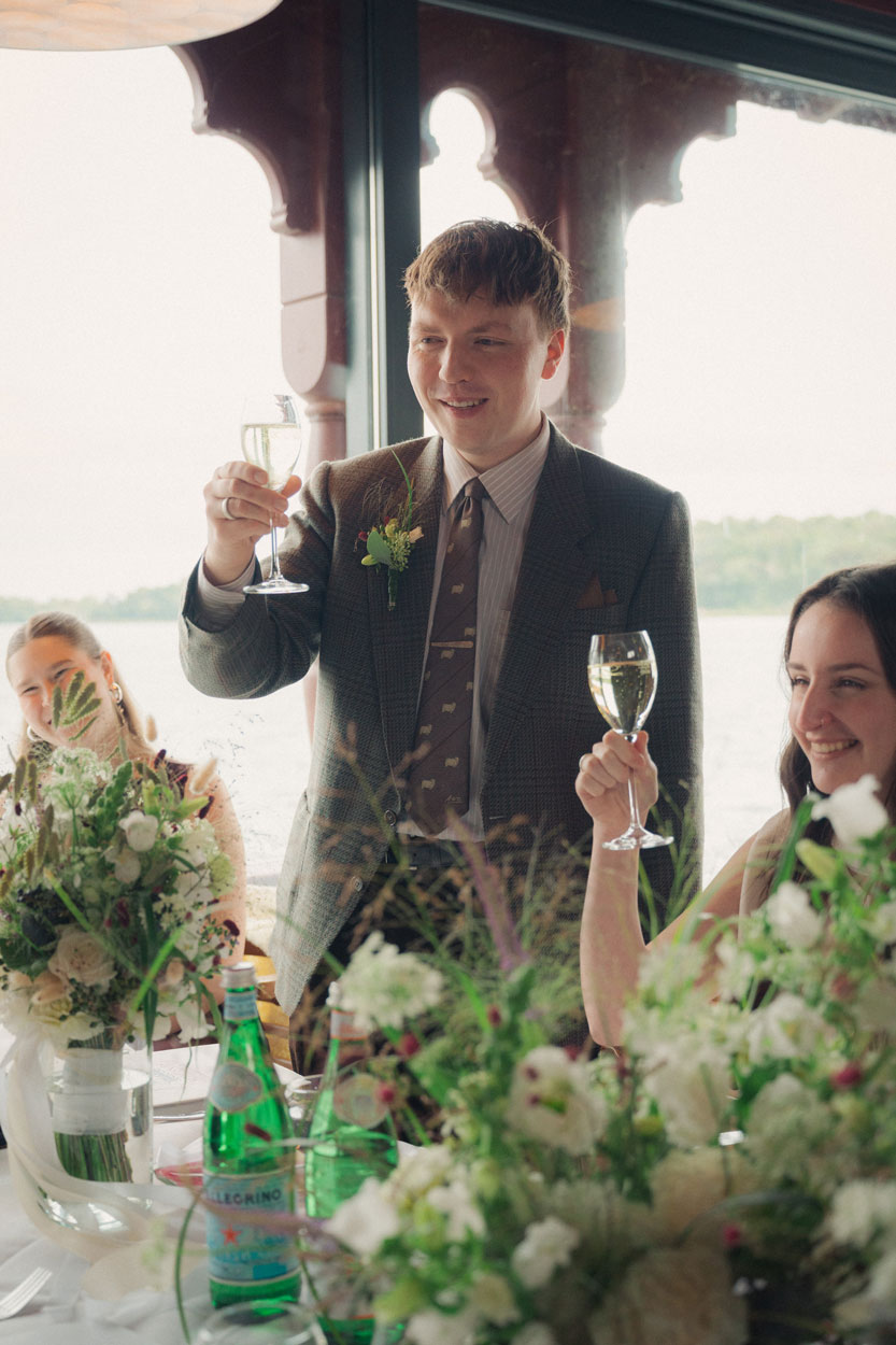 Der Bräutigam hält eine Rede