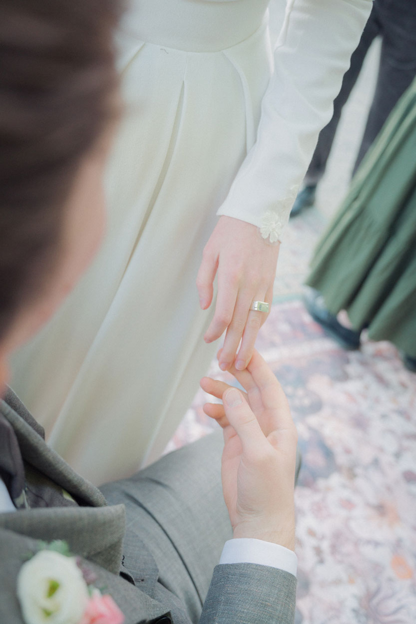 Der Bräutigam schaut sich den Ring an