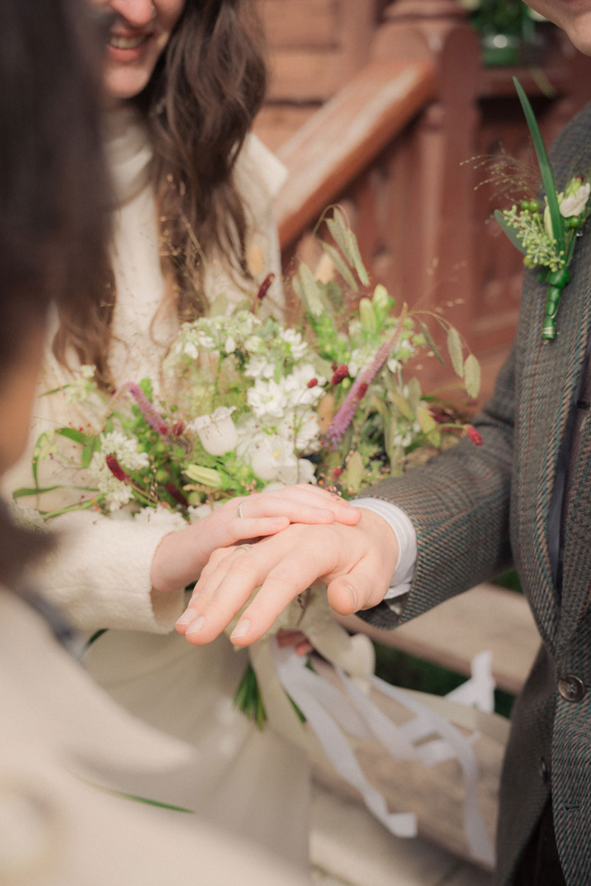 Eine Frau und ein Mann halten ihre Hände übereinander