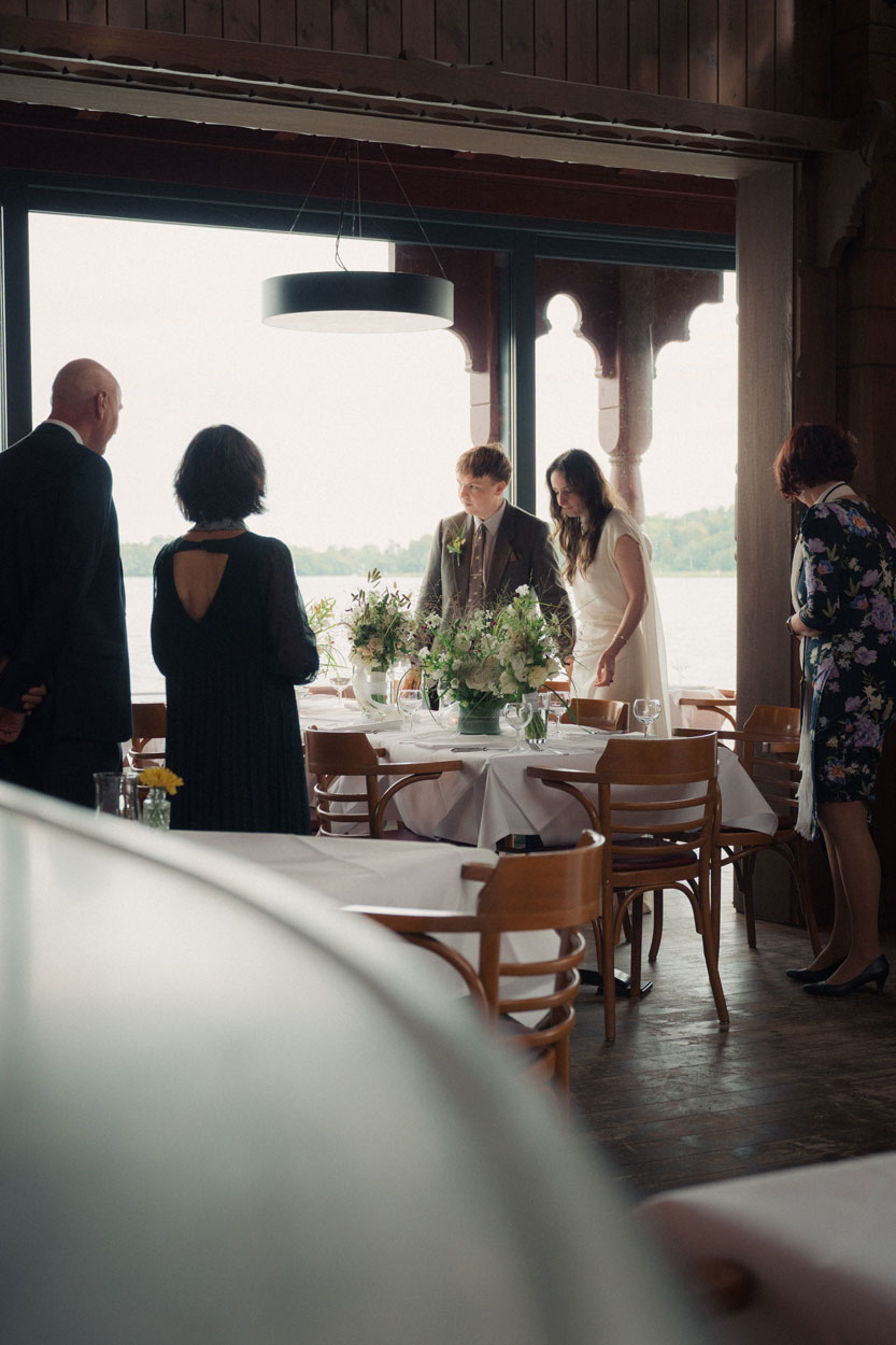 Die Familie des Hochzeitspaares beim Essen