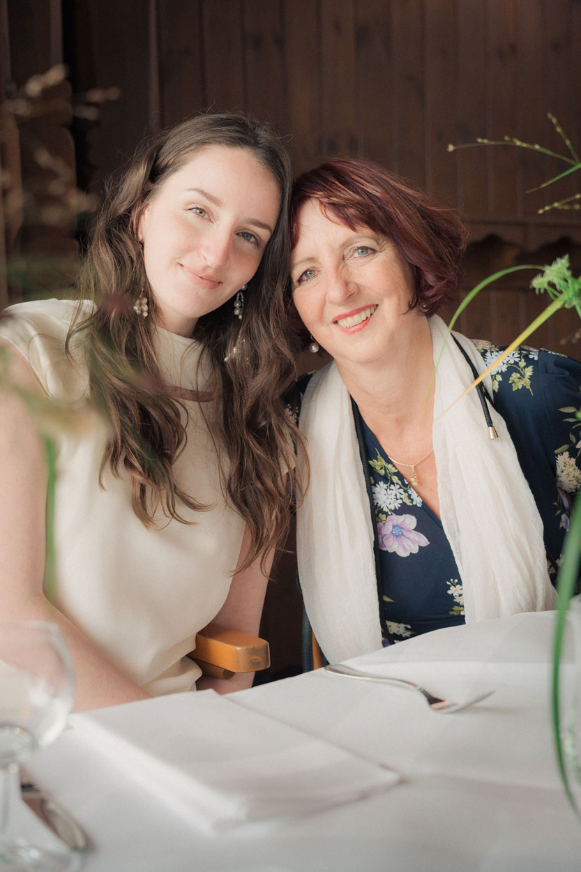 Die Braut neben ihrere Mutter frontal fotografiert